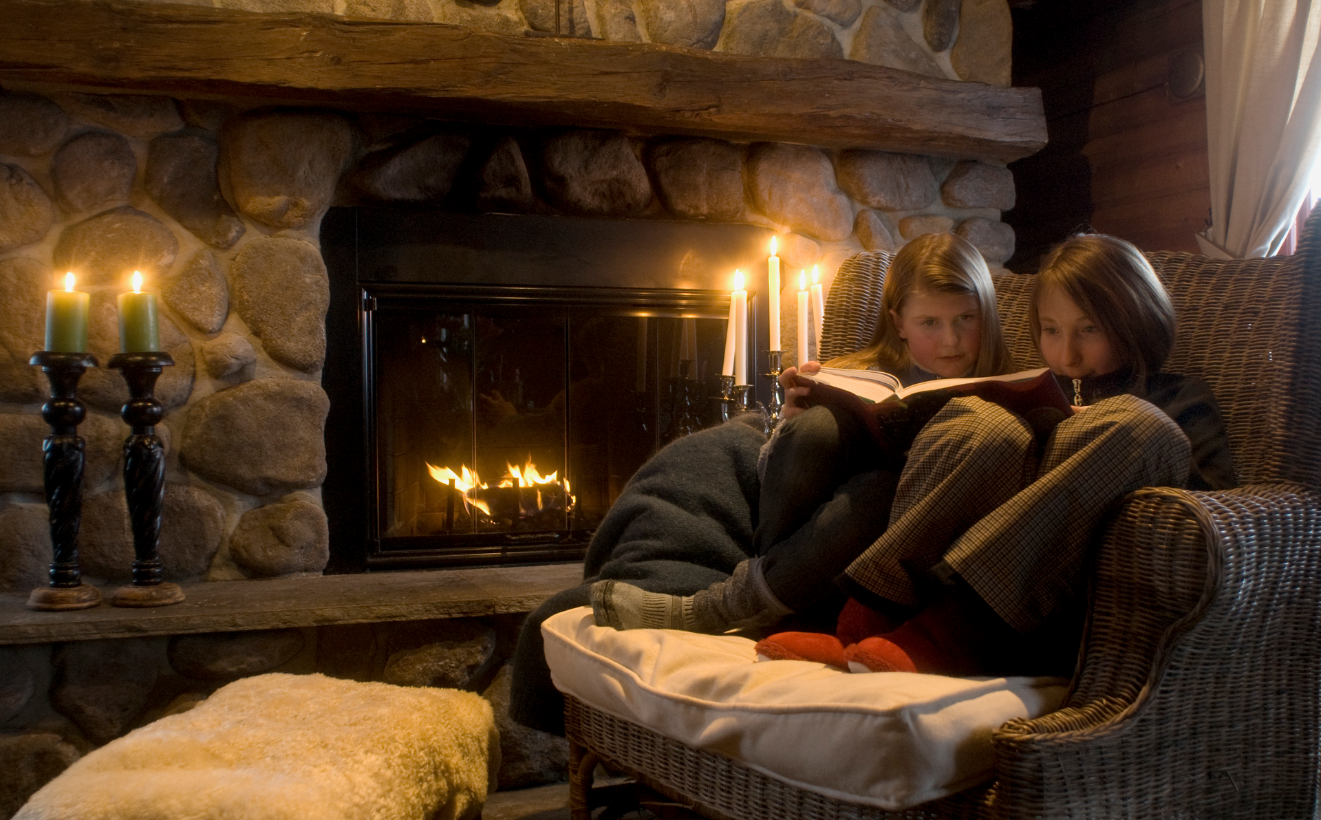 Lecture au coin du feu