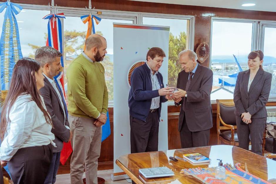 El Embajador Lars Vaagen recibió por parte del Gobernador, la mención de Huésped de Honor