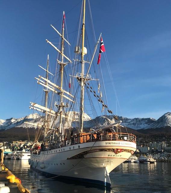 El gran velero noruego Statsraad Lehmkuhl en Ushuaia e, abril de 2022.