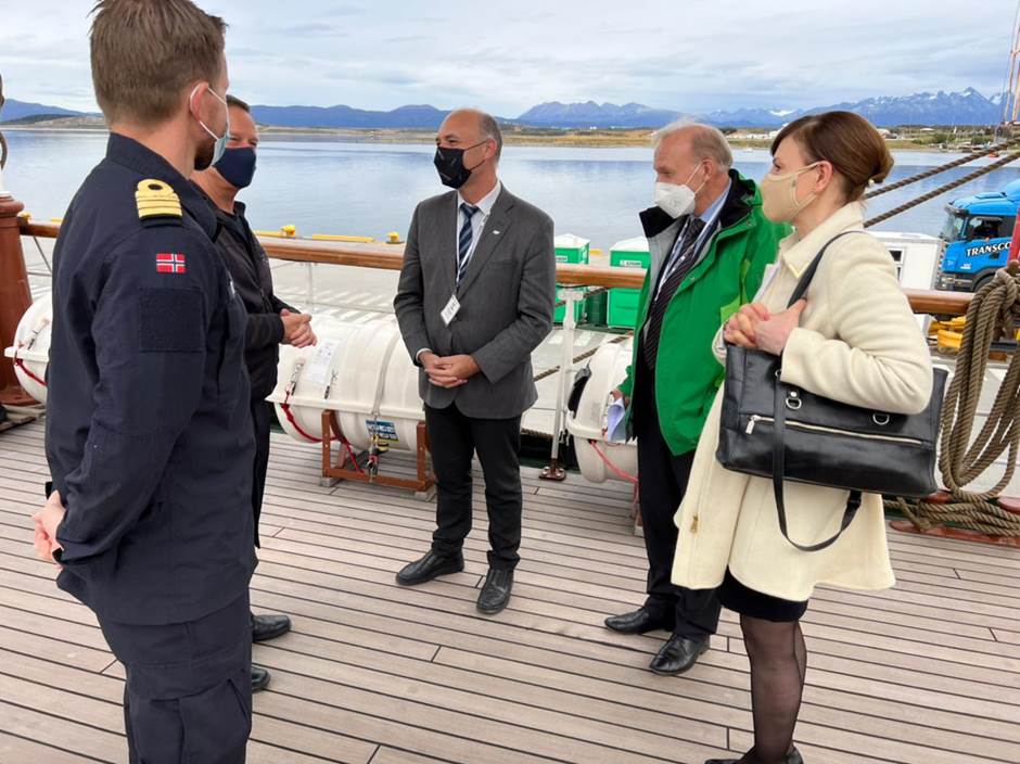 Visita del Emb. Guillermo CARMONA al gran velero Statsraad Lehmkuhl junto al Embajador Vaagen y el C