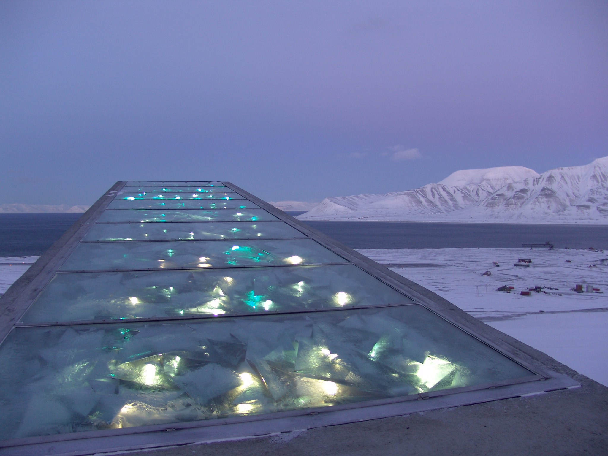 El techo de la bóveda de semillas de Svalbard está decorado con una obra de arte de Dyveke Sanne, llamada (Repercusión perpetua" (Perpetual Repercussion)