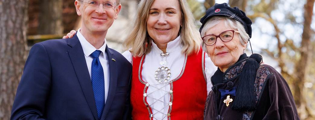 Norra Kuningliku Teeneteordeni I kl rüütlirist tõlkijale ja Eesti kultuurisõbrale Turid Farbregdile - Foto:Foto: Kalev Lilleorg