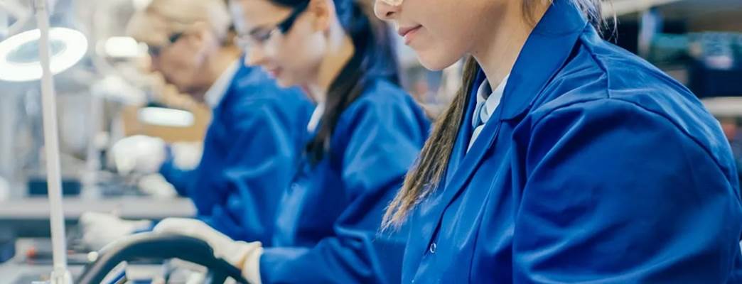 Bilde av arbeidere ved en chip frabrikk - Foto:Foto: OECD