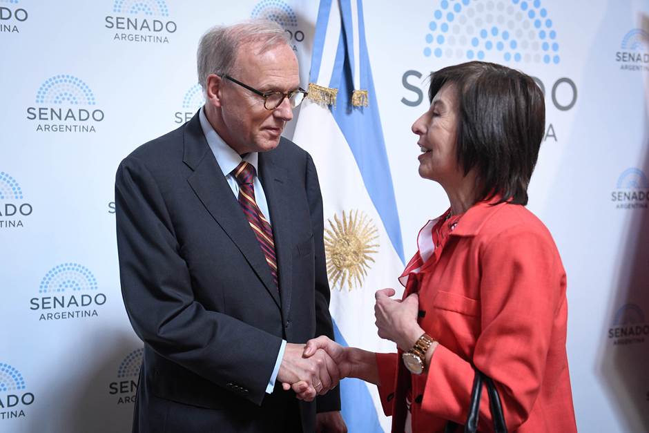 Embajador de Noruega Lars Vaagen y Senadora Nora del Valle Giménez, presidenta del Grupo Parlamentar