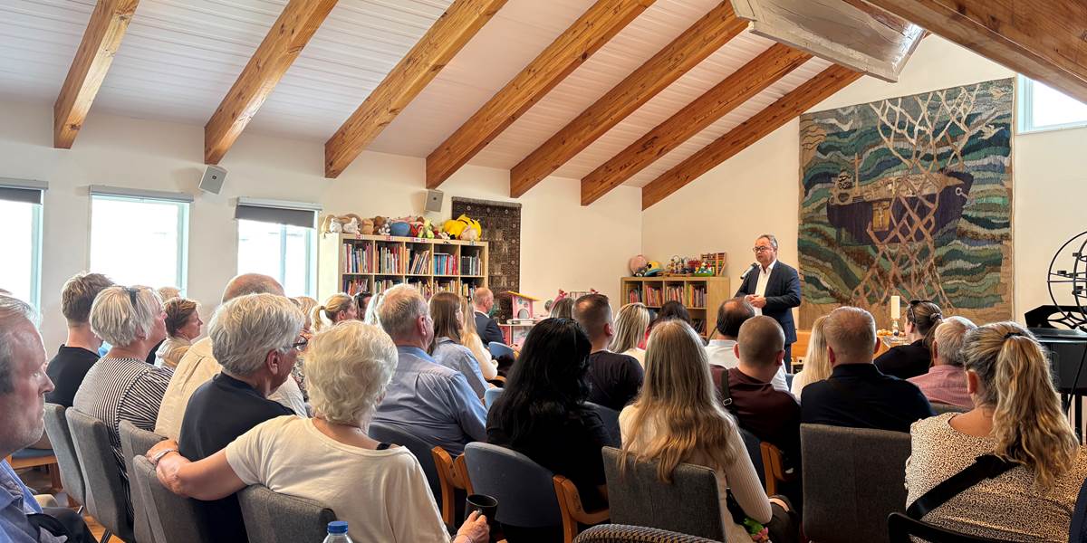Ambassador Olav Myklebust speaking at the open meeting in Dubai