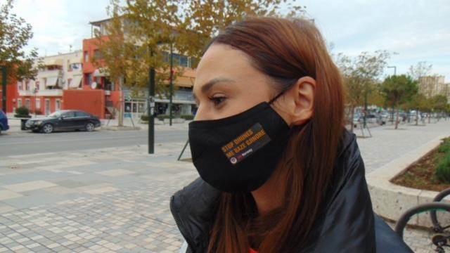 Woman with face mask - Photo:Vatra