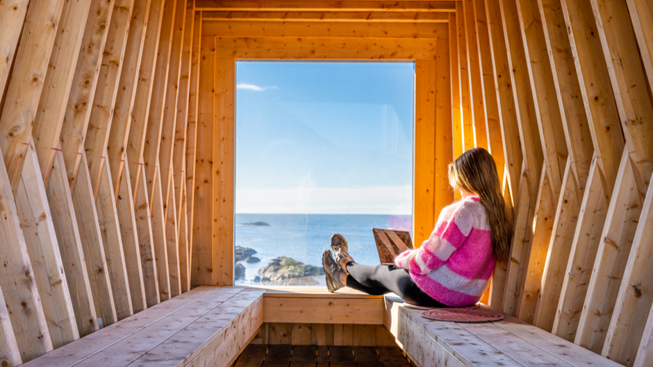 Utilisation d'un ordinateur avec vue sur Nyksund à Vesterålen - Photo:Photo : Fredrik Ahlsen / Visit Norway