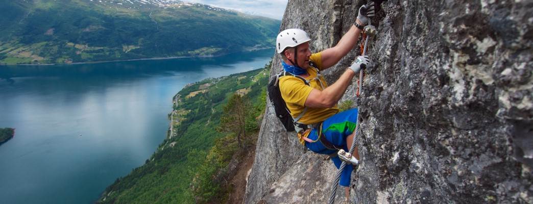 Um homem a fazer escalada em Loen, na Noruega - Foto:Simon Schoepf Bergwelten - Loen Active / visitnorway.com