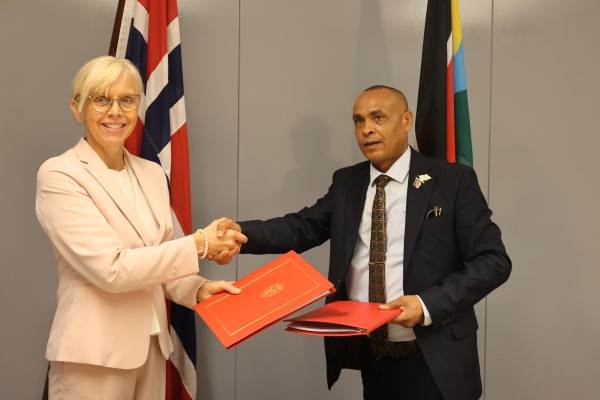 Ambassador Linken Nymann Berryman and the Chairperson of CTSAMVM, Major General Yitayal Gelaw Bitew