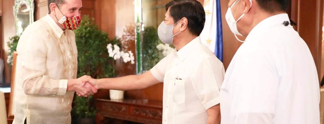 Ambassador Jahnsen handshakes with President Ferdinand Marcos Jr. - Photo:Malacanang