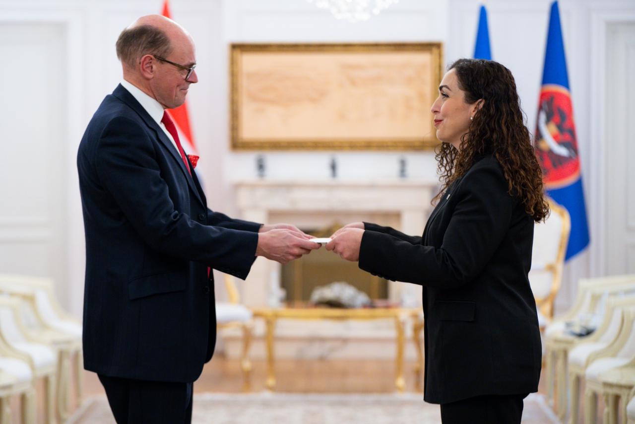 Presidentja-Osmani-pranoi-letrat-kredenciale-nga-ambasadori-i-ri-i-Norvegjise-ne-Kosove-Arne-Sannes-Bjornstad-1 (1).jpeg