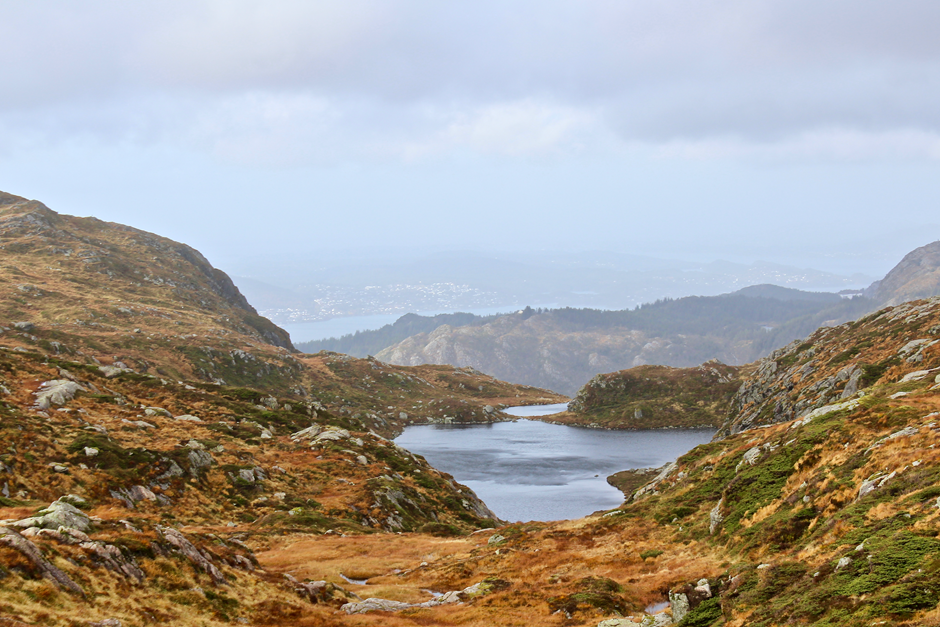 Et fjellvann på toppen av et fjell