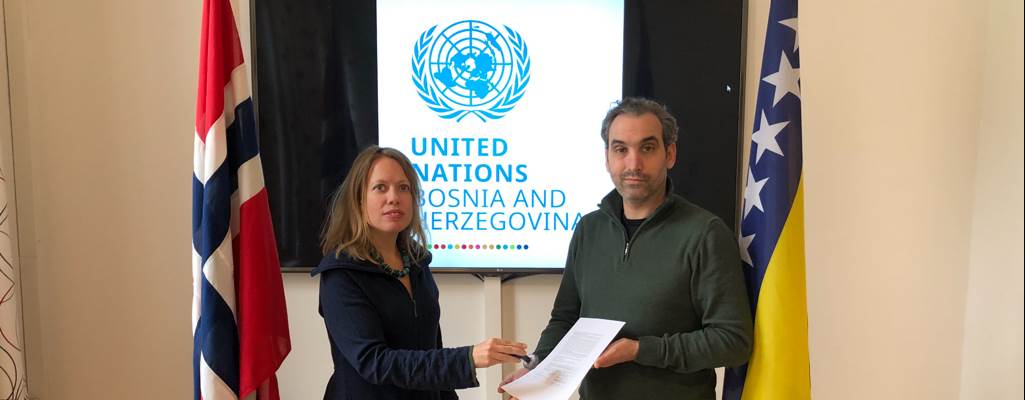 Signing contract with UNDP