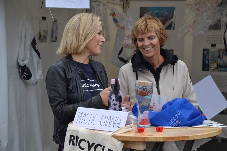 Leder av Plastic Change i samtale med ambassadør Aud.