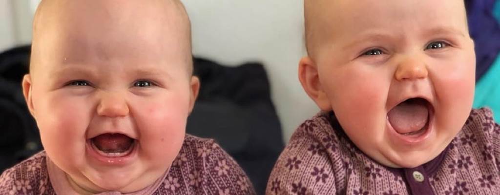 Tvillinger som ler