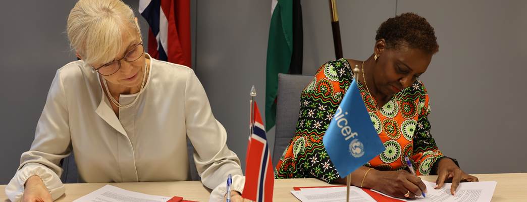 Ambassador Linken Nymann Berryman signs the agreement with UNICEF Country Representative Ms. Hamida  - Photo:MFA/Embassy