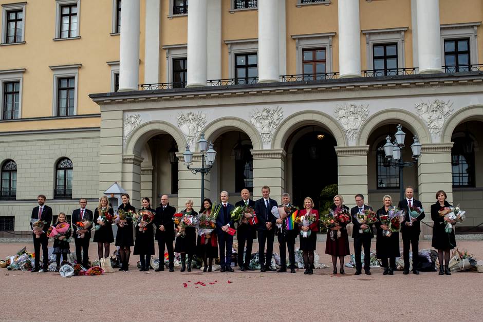 mer Ministro de Noruega Jonas Gahr Støre y los nuevos integrantes del gobierno frente al PalacioReal