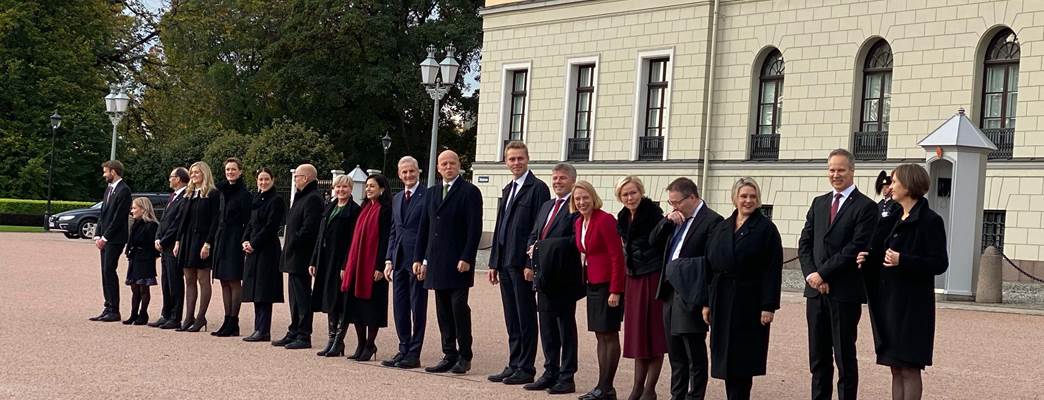 El Primer Ministro de Noruega Jonas Gahr Støre y los nuevos integrantes del gobierno en la plaza rea - Foto:NTB / PM Office