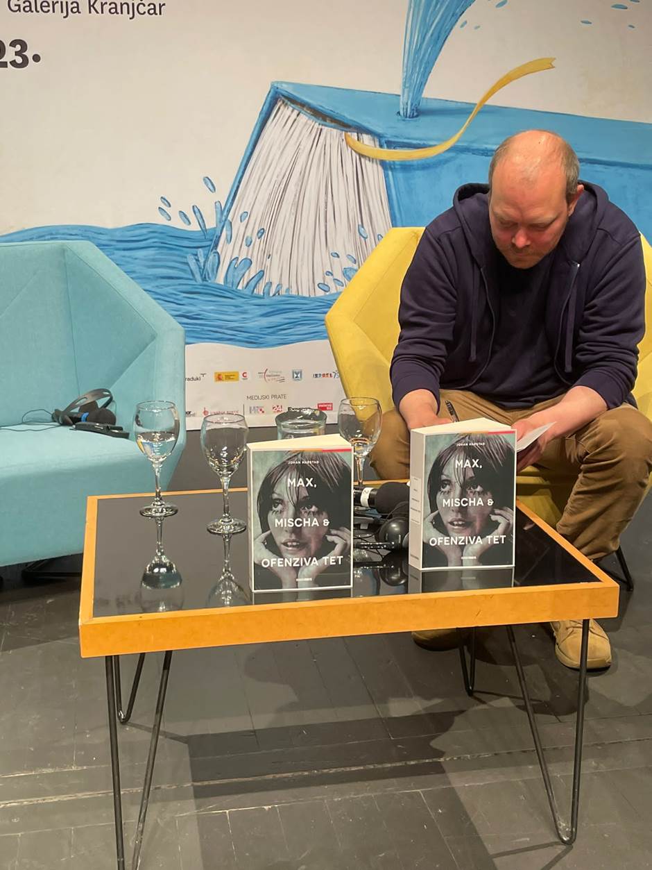 Johan Harstad signing books