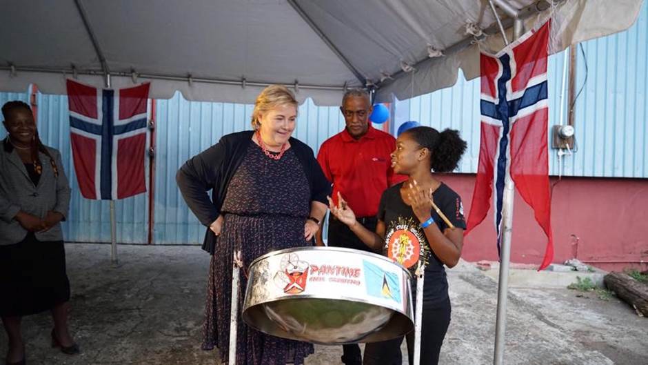 The Prime Minister learning about the musical traditions at St. Lucia. Photo: Arvid Samland