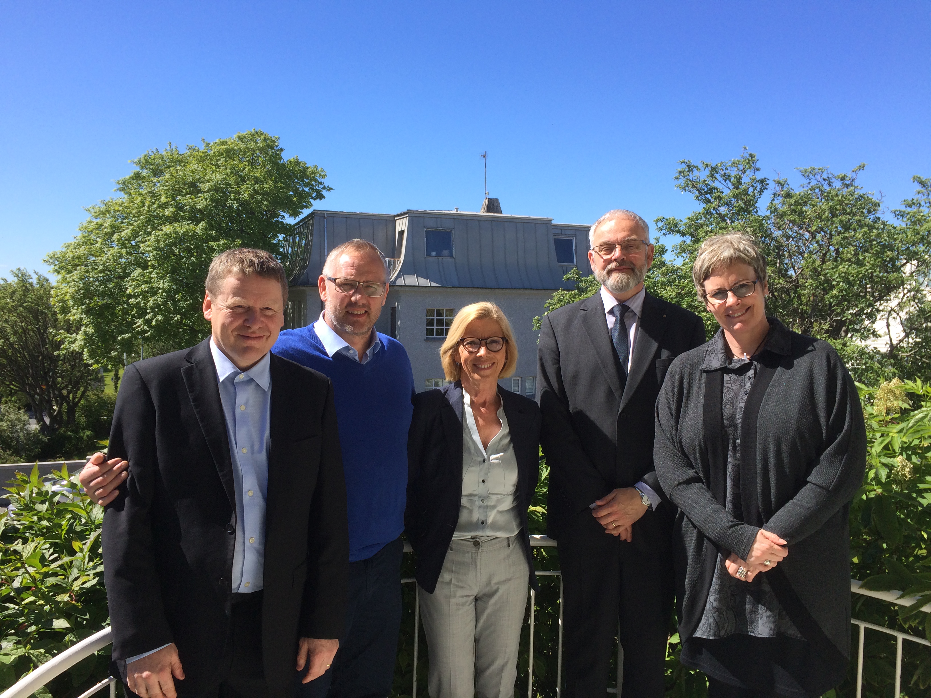 De norske konsulene og Cecilie.JPG