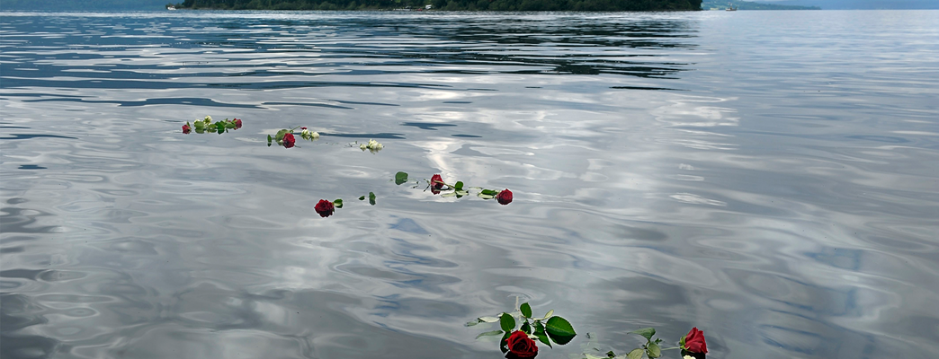Memorial flowers - Photo:Photo by Helge Mikalsen/VG