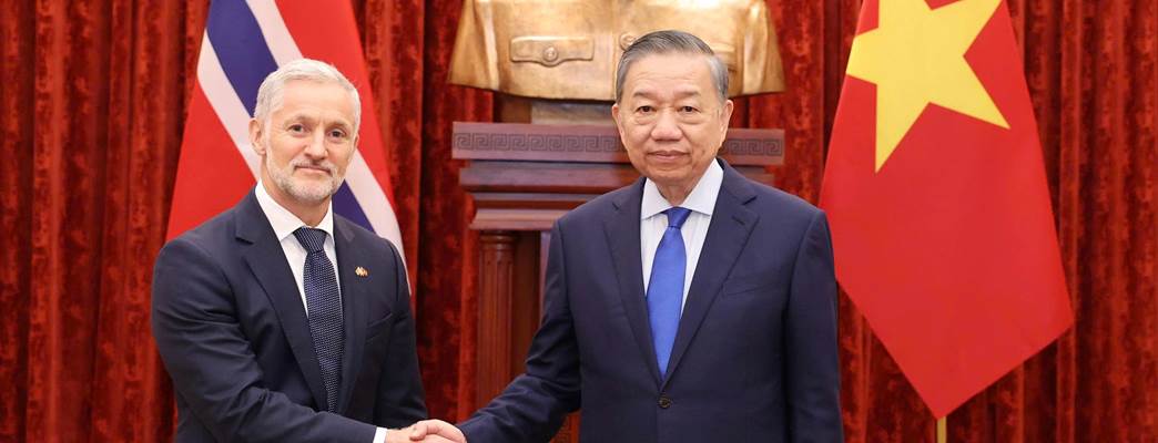 Shaking hands - Photo:Thong Nhat / Viet Nam News Agency