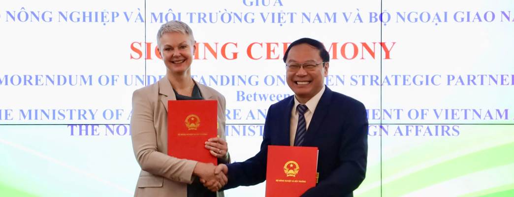 MOU Signing - Photo:Ambassador Hilde Solbakken and Deputy Minister of Agriculture and Environment of Viet Nam