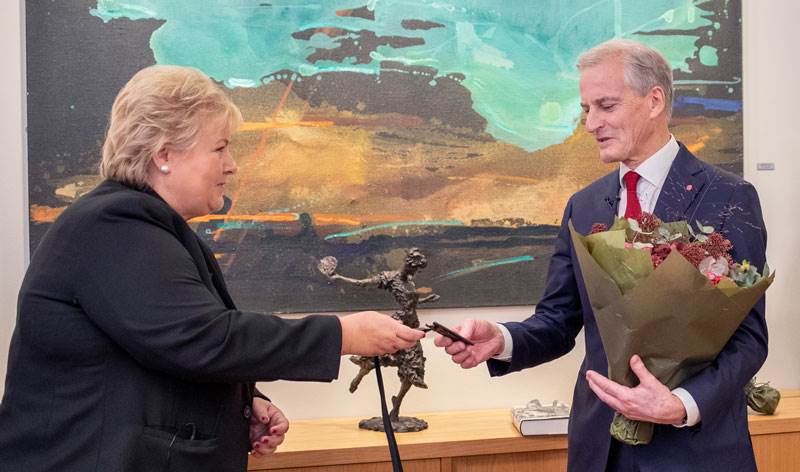 Exchange of keys from the outgoing to the incoming prime minister